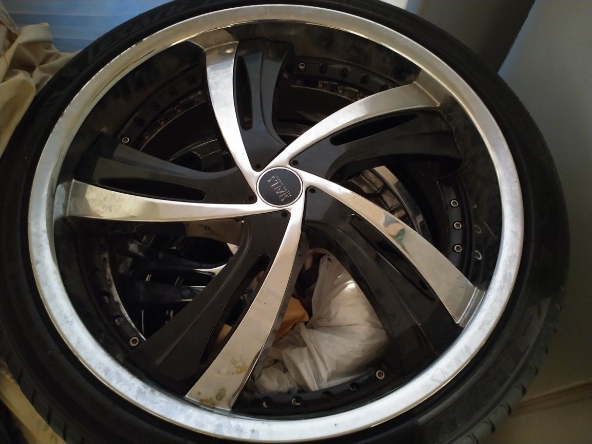 22 Inch Chrome Rims With Black Inserts 5 Lug. Excellent Condition 
