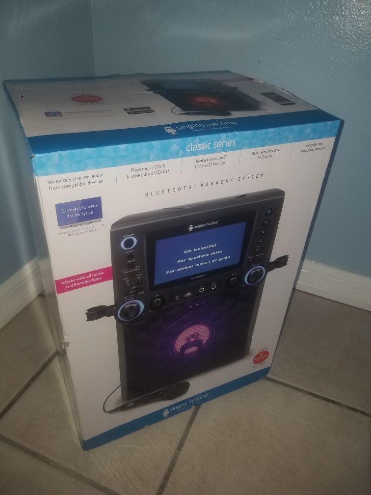 BRAND NEW Singing Machine STVG885BK Bluetooth Karaoke System with 7" Color Monitor, CG+G, and a Microphone, Black