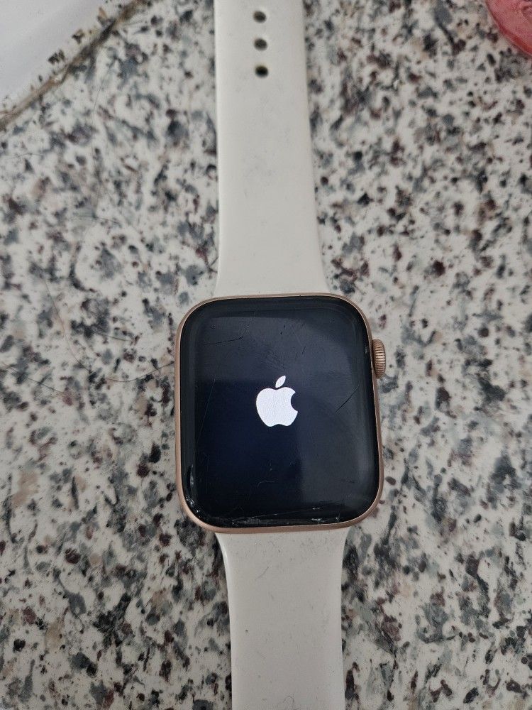 APPLE WATCH SERIES 5 HAVES A SMALL CRACK BUT WORKS GOOD NO LINES NO