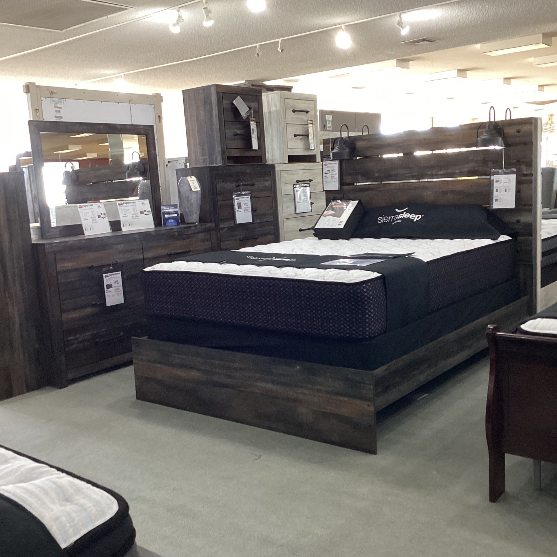 Drystan 4pc King Panel Bedroom Set