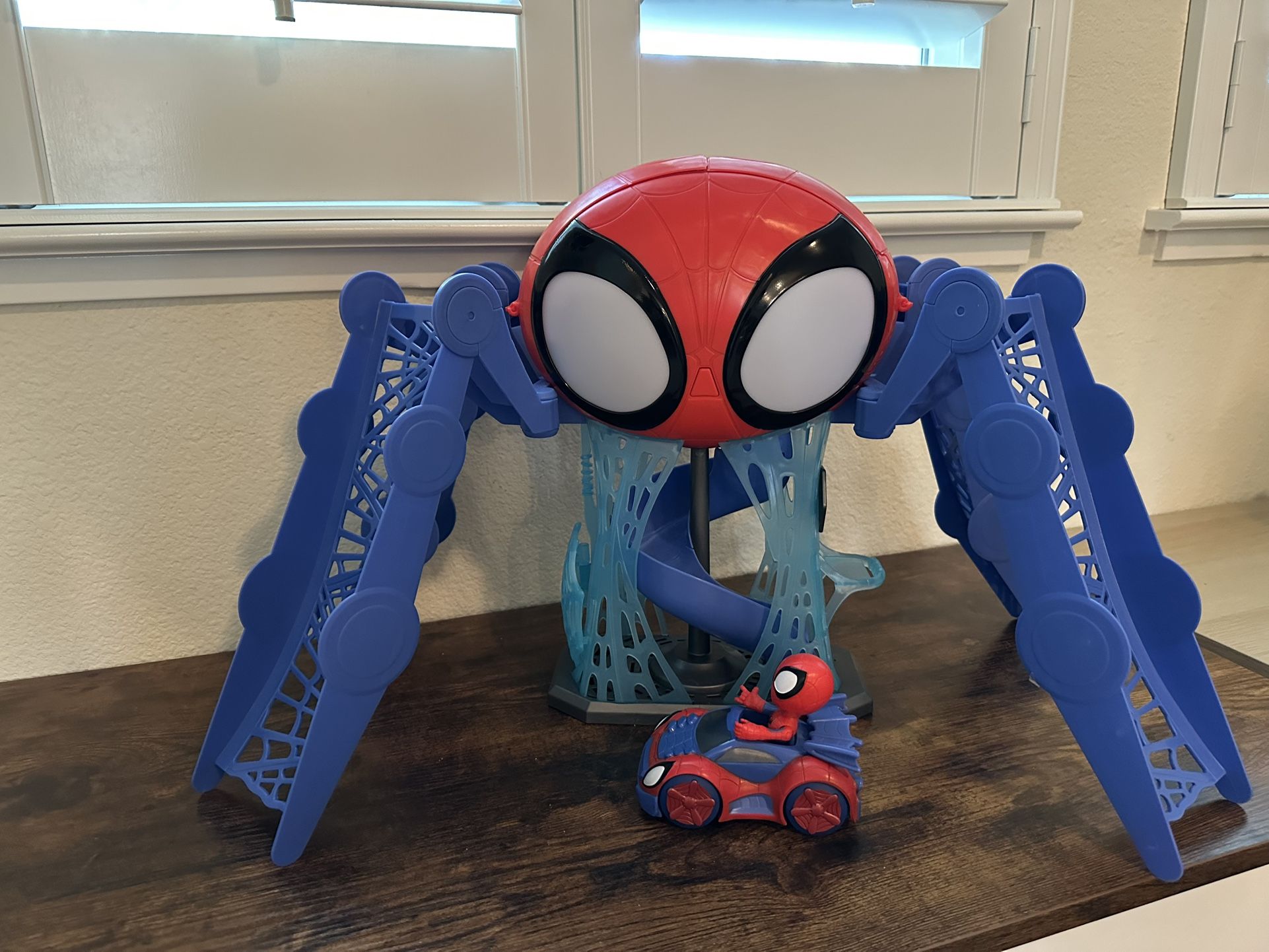 Spidey and his amazing friends Web-quarters playset with lights and sounds, includes Spidey figure and vehicle