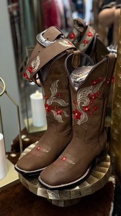 Botas y cinto para mujer