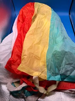 Multicolor educational parachute with 8 straps/handles