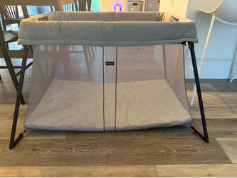 Baby Bjorn travel crib in excellent condition!