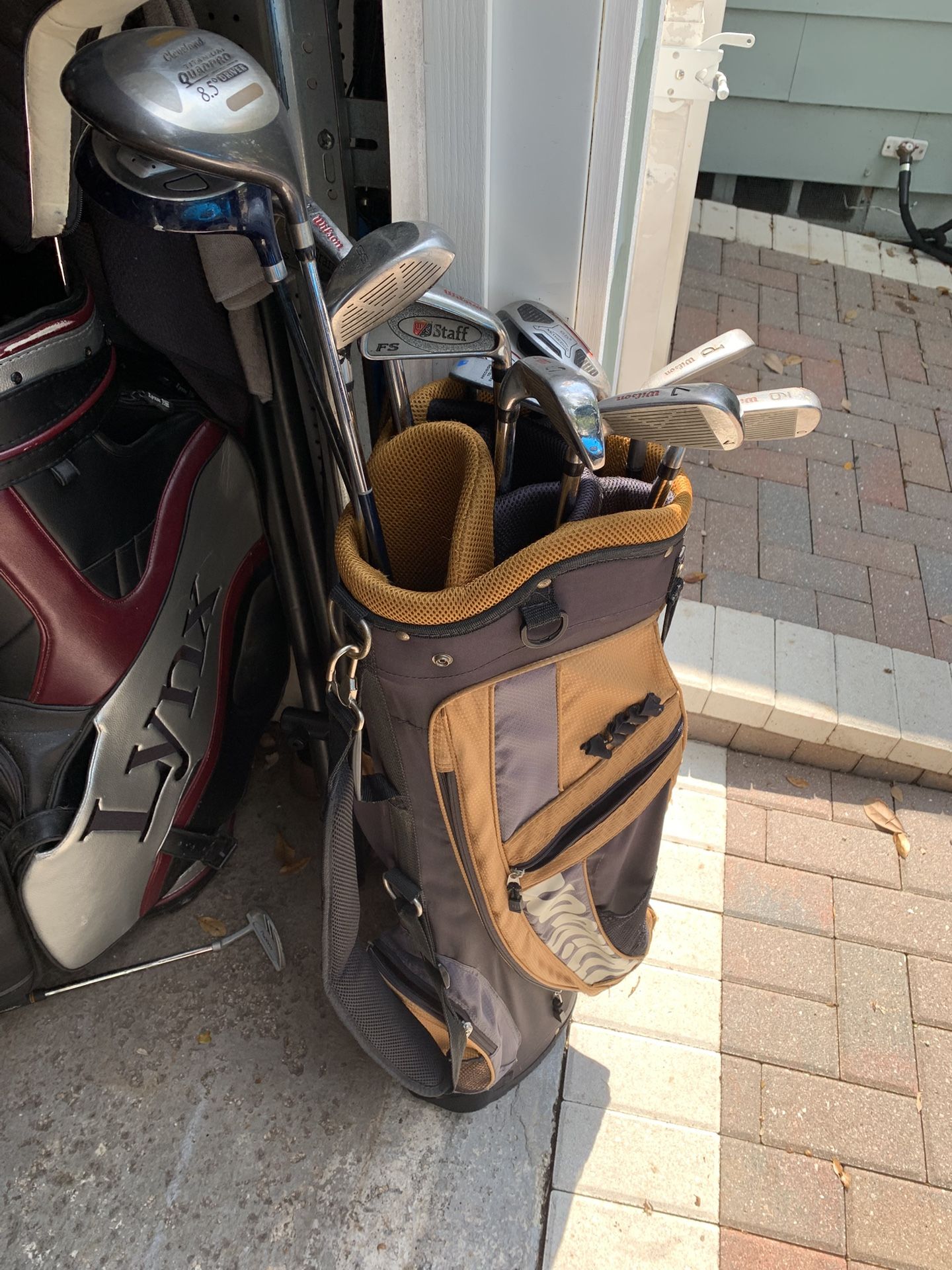 Mens Wilson golf club set. Right handed complete set with golf bag