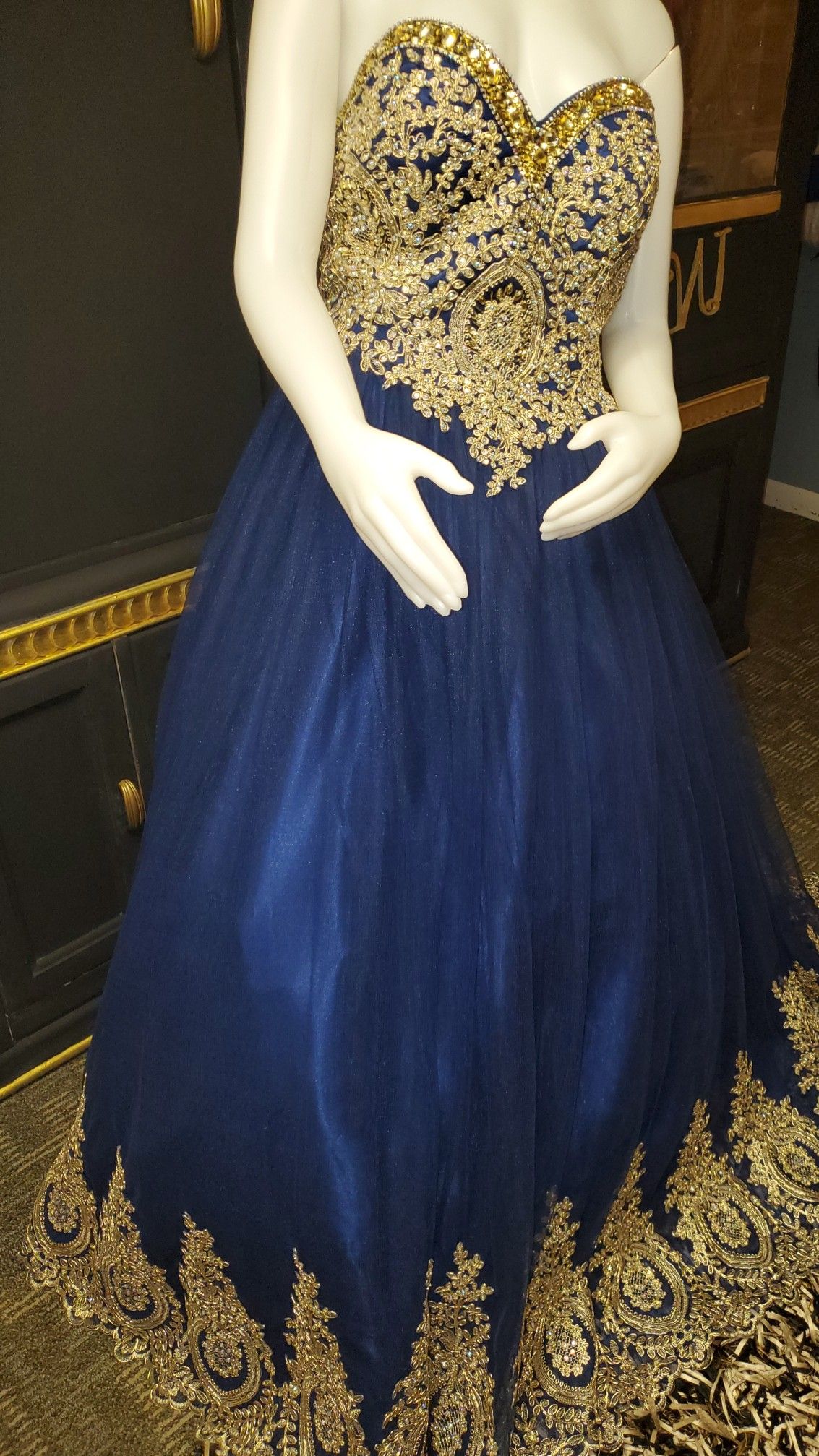 Beautiful dress 2x large but it can also fit a large due to a corset