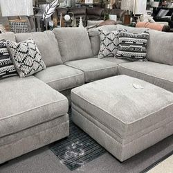 BRAND NEW 🆕Calnita 2-Piece Sectional with Chaise