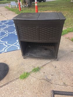 Beautiful suncast freestanding ice chest