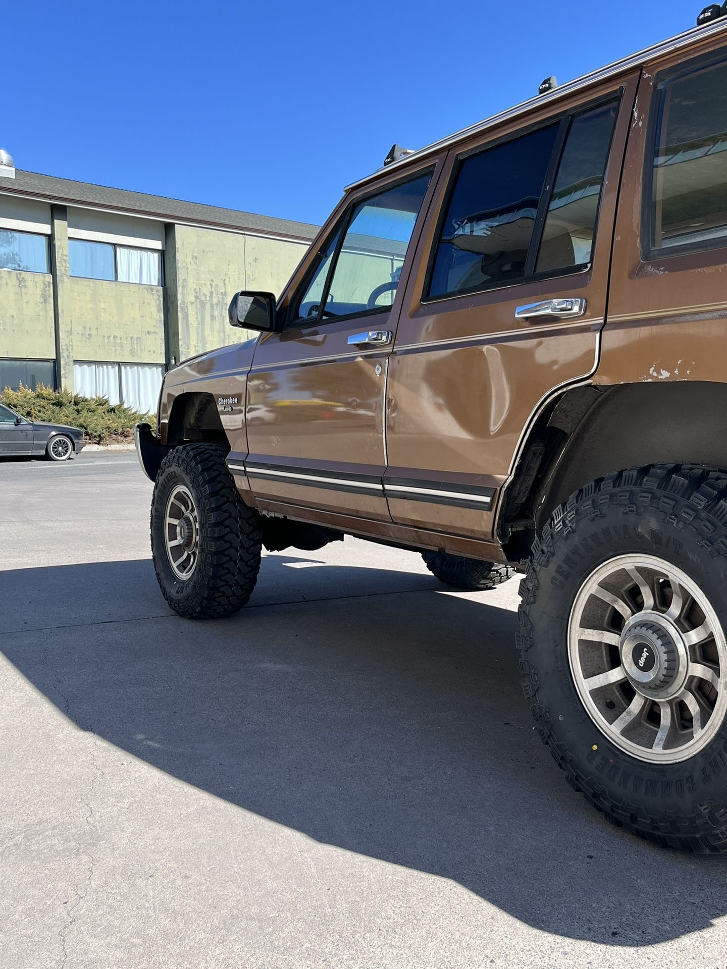 1985 Jeep Cherokee Lifted 2” NEW 31” Mud Terrain Tires Never Wheeled
