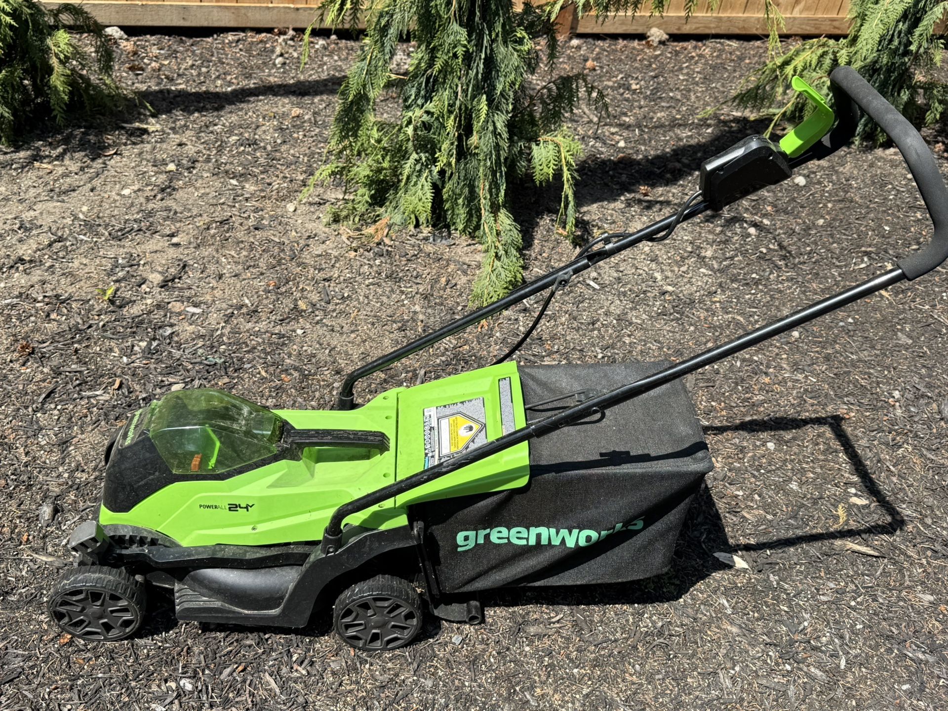 Greenworks 24V 13" Brushless (Push) Cordless Lawn Mower, 4.0Ah Battery and Charger
