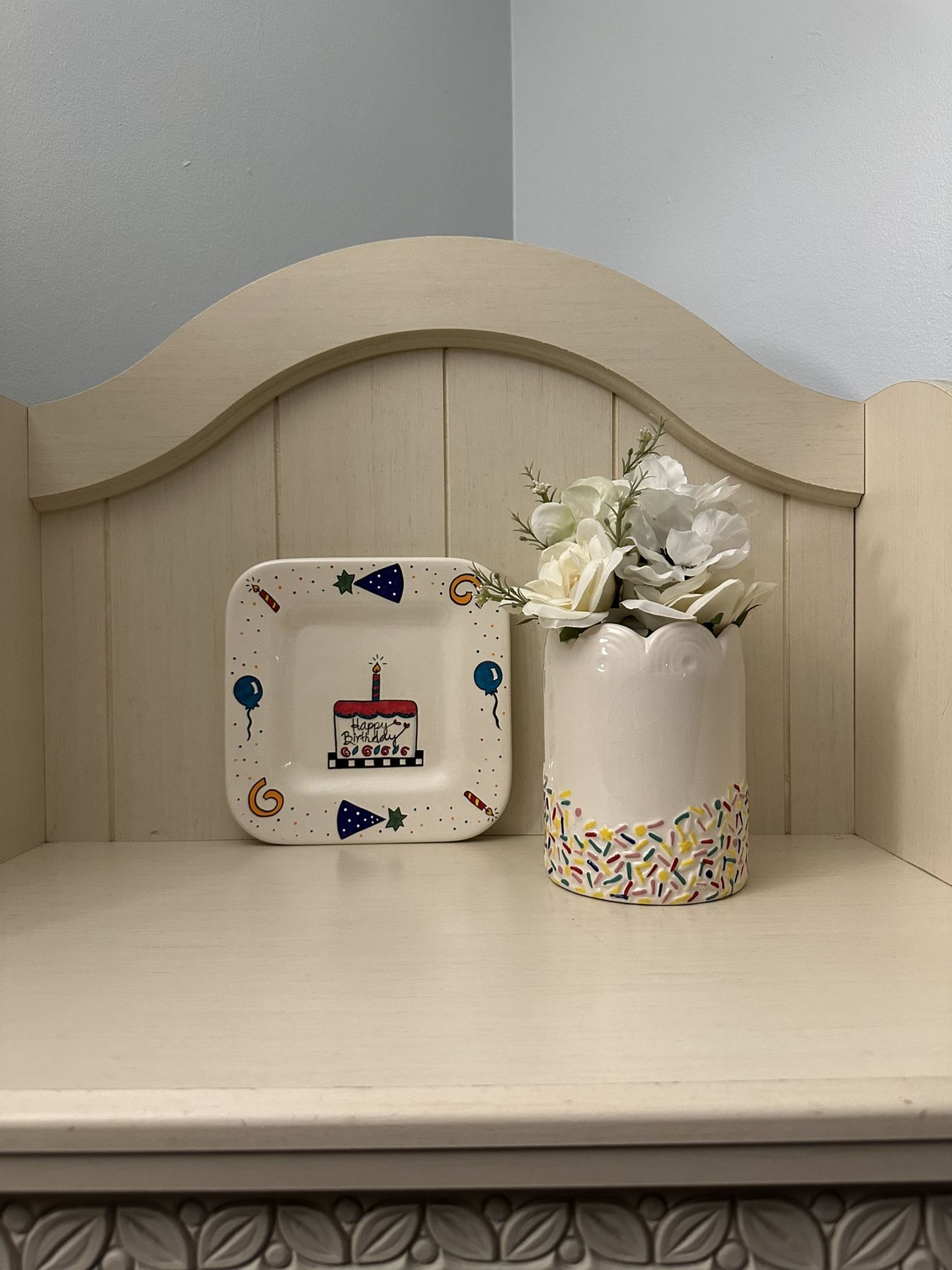 Plate  & Vase With Faux Flowers - Birthday 🎂 Decor 