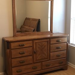 Dresser w/mirror