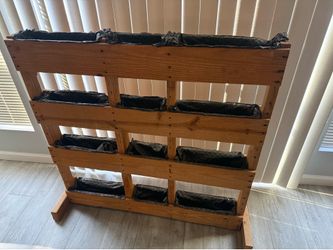 Wood pallet planter