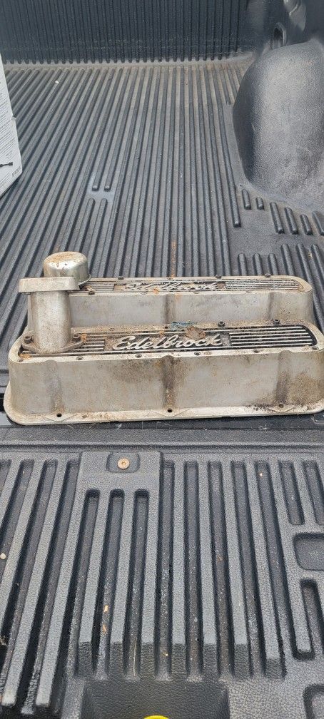 SBF Edelbrock Valve Covers 
