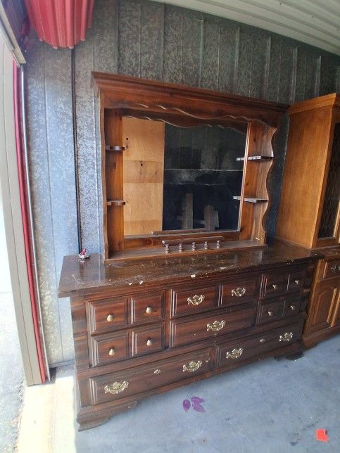 Dresser With Mirror