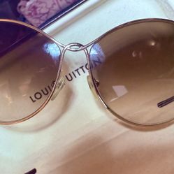 Authentic Designer Louis V Sunglasses -Z0262U