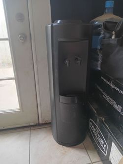 Top load water dispenser