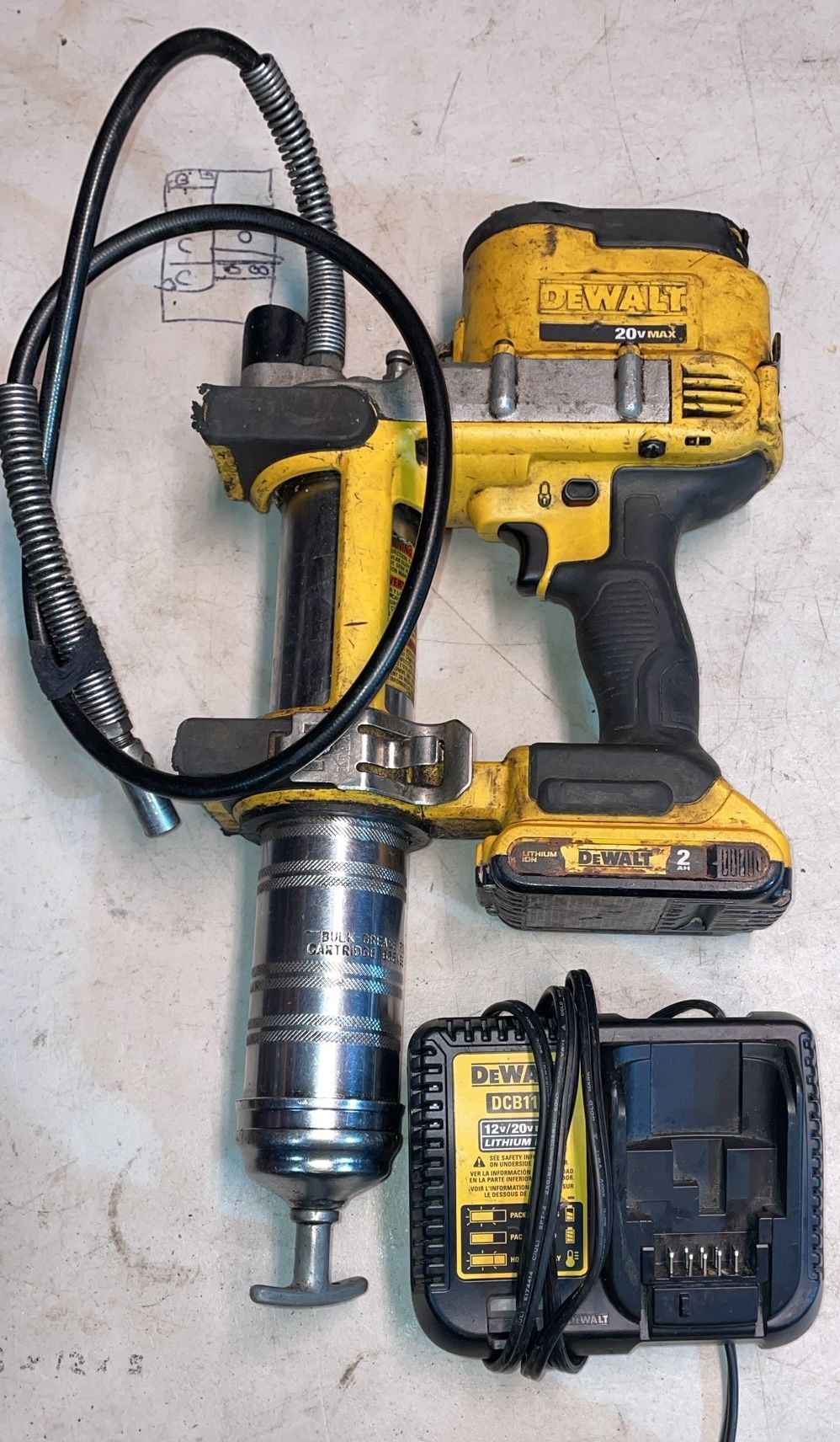 DeWALT DCGG571 20V MAX Lithium Ion Automatic Grease Gun with battery and charger