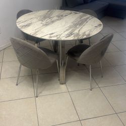 Dinning Table With 4 Chairs 