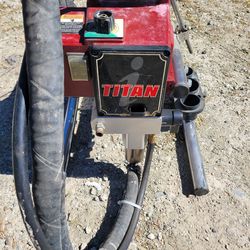 Titan 440i paint sprayer with 2 spray guns, hosees , filters, extra nozzles,