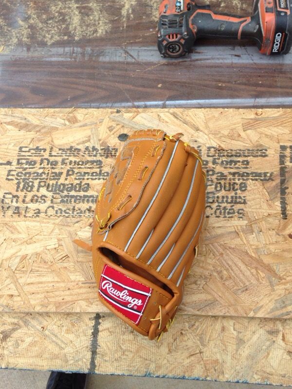 Rawlings kid's baseball glove