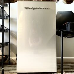 * Like New * Retro Style Mini Frigidaire Refrigerator 3.2 Cu.ft. (Retail Price $199)