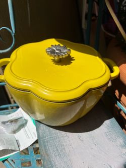 The Pioneer Woman Timeless Beauty Floral Shaped 3-Quart Enamel Cast Iron Dutch Oven, Yellow