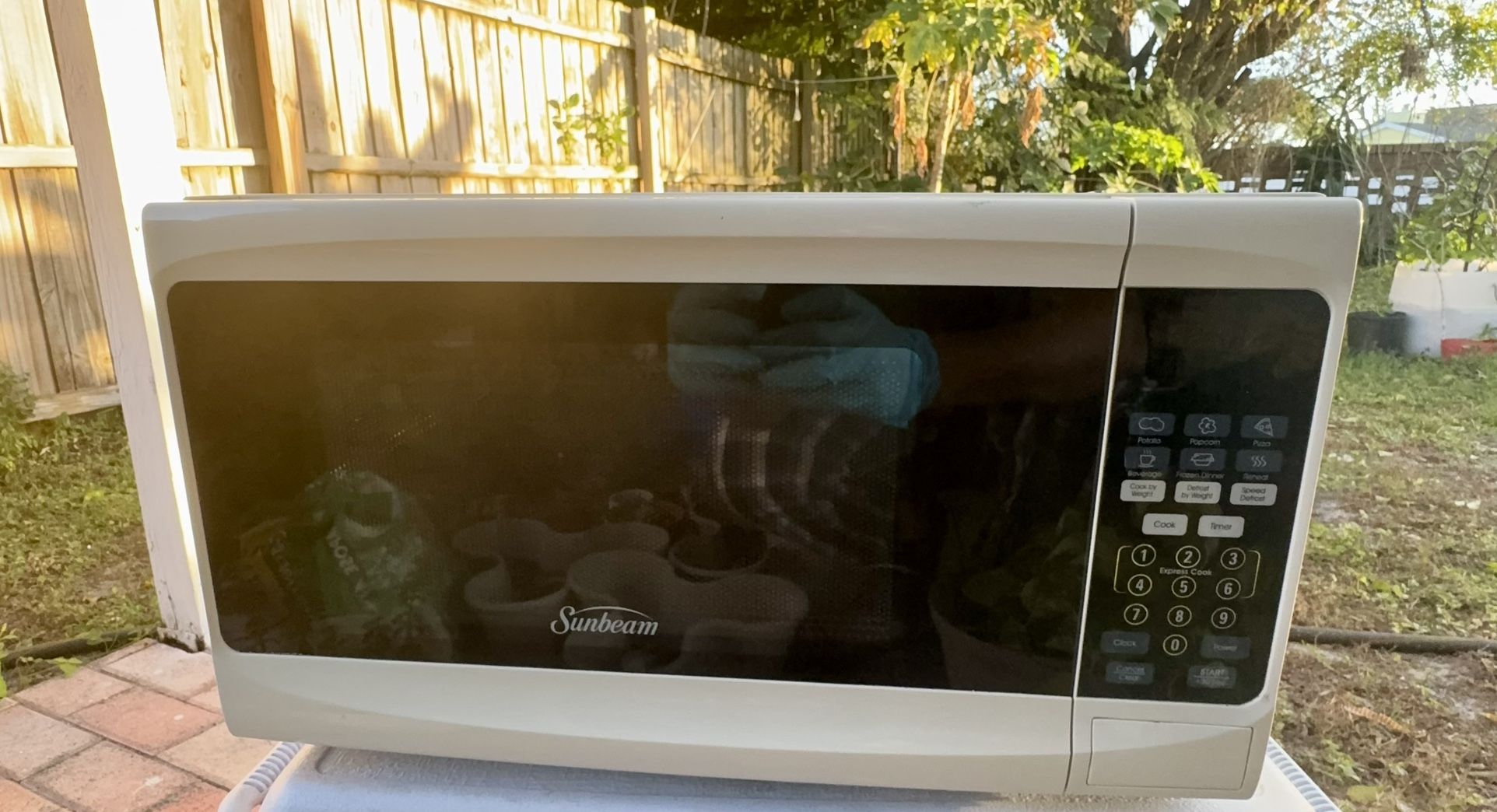 Sunbeam Microwave Oven Model SGS10701 700W White Tested Working in