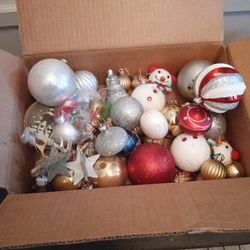 Box Of Miscellaneous Christmas 🎄 Tree Decorations 