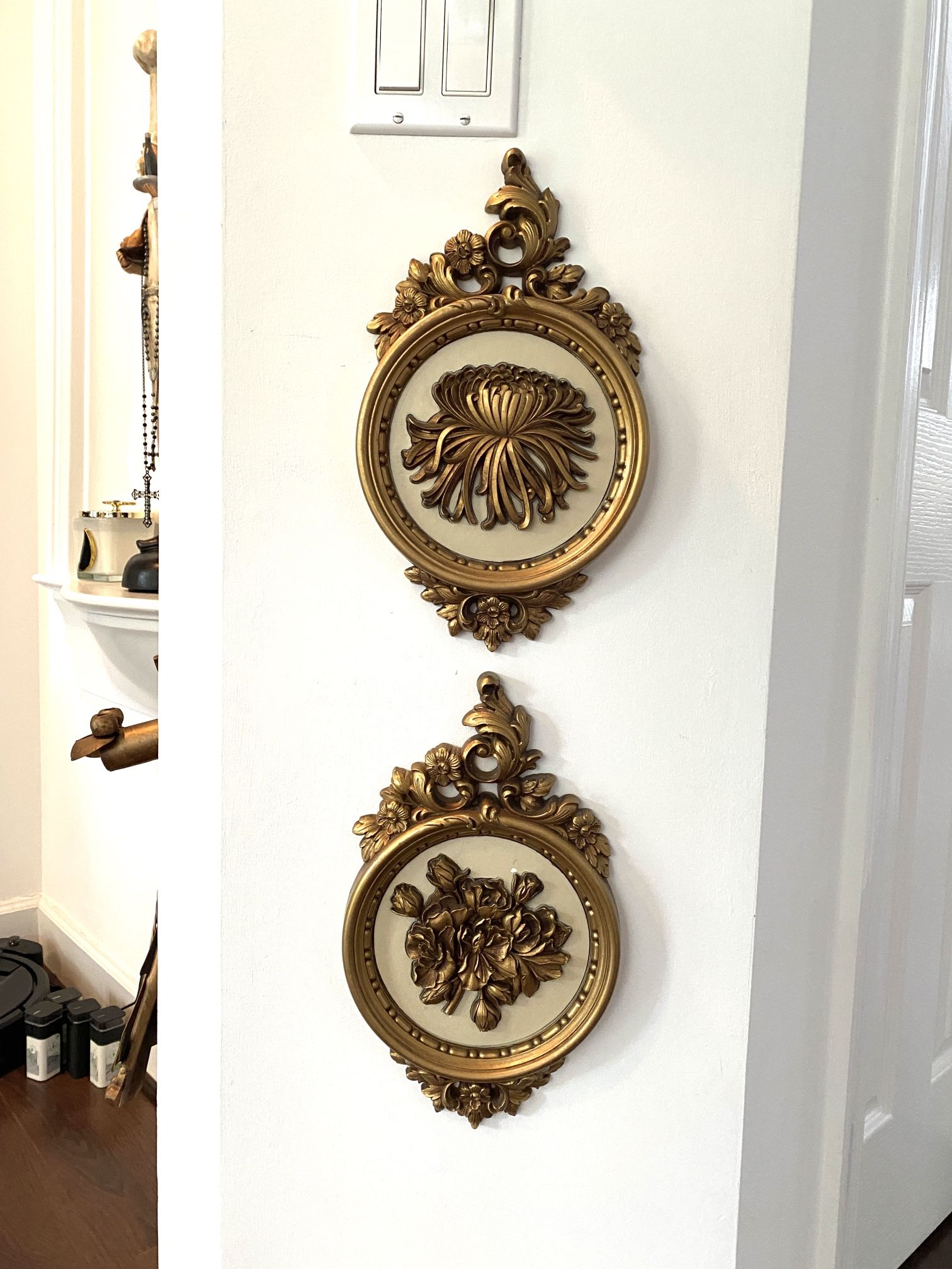 2 VTG MCM Hollywood Regency Flower Wall Hangings Filigree Gold Plastic 11x8”