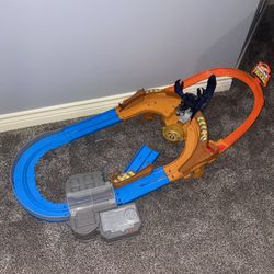 Hot Wheels Hot Wheels Monster Truck Scorpion Sting Raceway Car Play Set and Face Off Car Stunt Arena Game