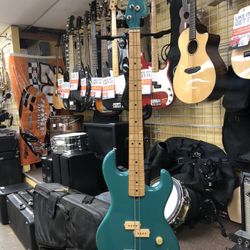 Aria 4-String Bass Guitar 🎸 (Missing 2 Strings & Minor Chips To It) 