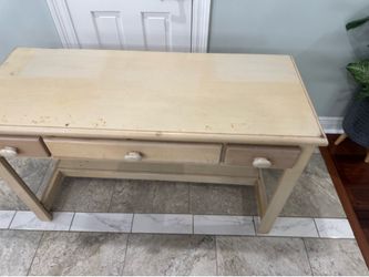 Kitchen table / great for microwave and pots
