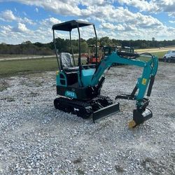 NEW 1-ton mini excavator with thumb and Briggs & Stratton gas engine