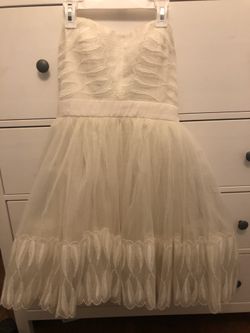 SIZE MEDIUM (FITS LIKE SMALL) A LITTLE ABOVE THE KNEE LENGTH WEDDING/FORMAL/PROM DRESS.