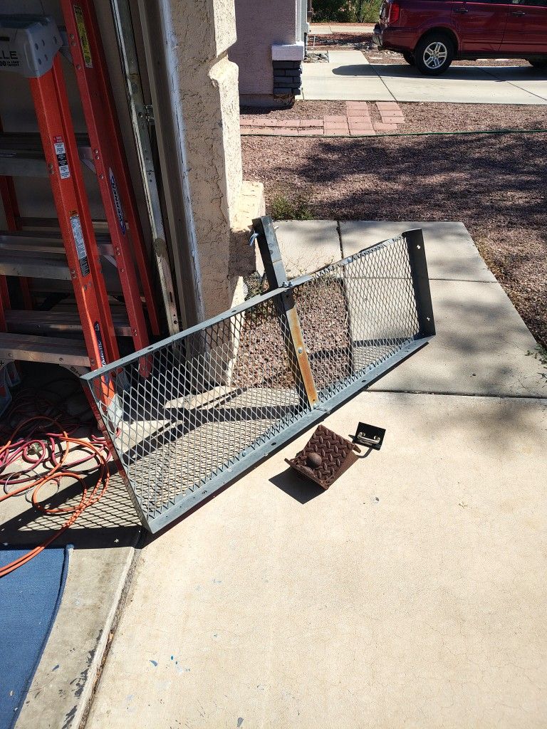 Trailer hitch deck