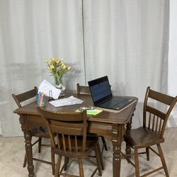 Super Cute Compact Kitchen Table & 4 Chairs PERFECT FOR STUDIO OR LOFT / Comedor Compacto Mesa De Madera Solida y 4 Sillas
