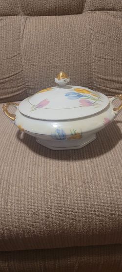 Pocelain covered vegetable dish