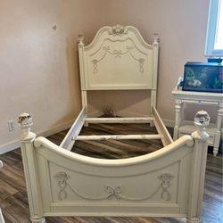 Cama De Princesa Twin Con Su Colchón Y Mesa De Noche Incluidos. Hacemos Delivery 