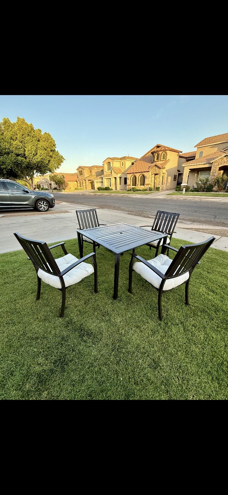 Beautiful Better Homes and Garden Patio Table and Four Chairs with Six Cushions $250 (Originally $450)