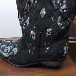 Cowboy boots for Women size 10 brand new.. 