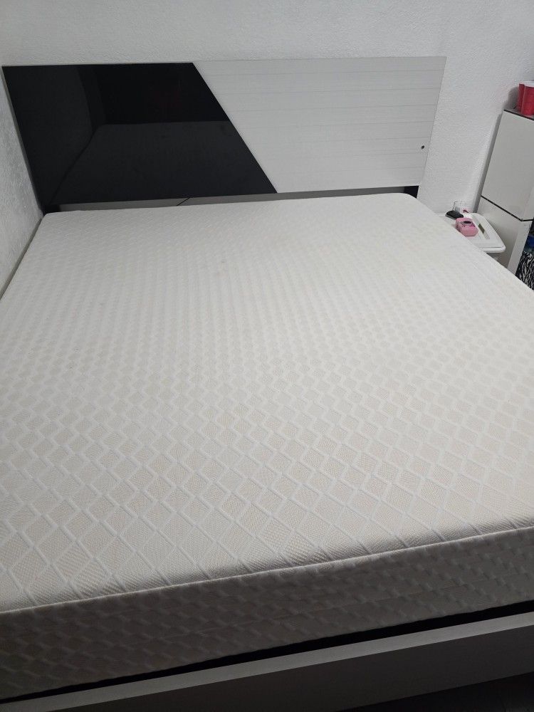 Ashley King Mattress~Like New