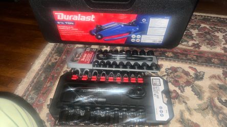 2 1/2 toner jack with Duralast universal pass through  ratchet and socket set.. And it comes with and extra 22 piece sure built  ratchet and socket se