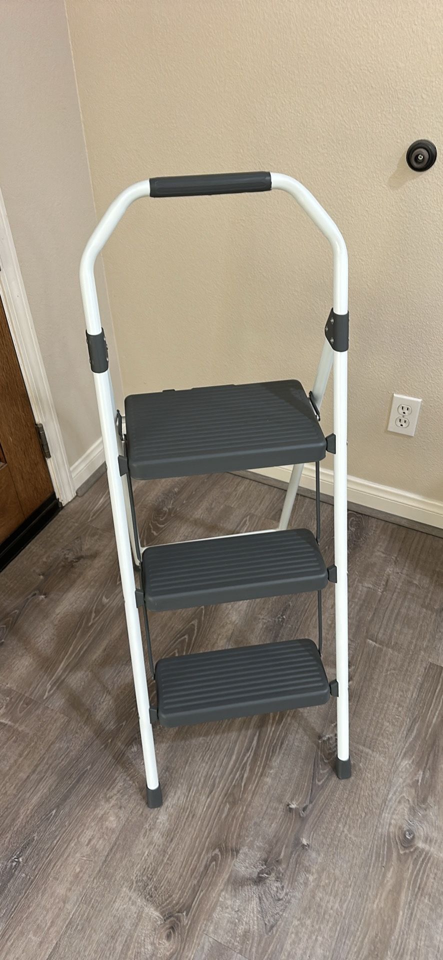 Gorilla Ladders 3-Step Lightweight Steel Ladder