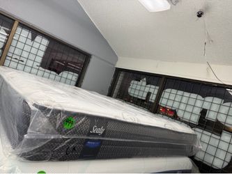 CALIFORNIA KING SIZE SEALY POSTUREPEDIC MATTRESS & BOX SPRINGS BED SET