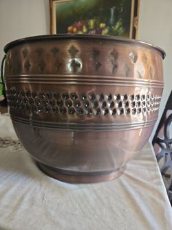 BIG METAL  POT  , BRAND NEW  . GREAT PRICE  .