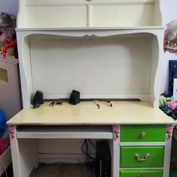 Girls Desk with detachable Hutch