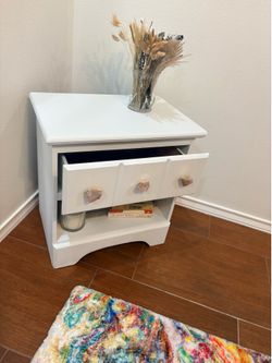 Accent Table Satin White with elegant Rose Quart knobs