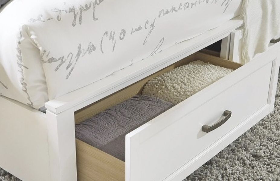 Brynburg - White - 8 Pc. - Dresser, Mirror, Chest, Queen Panel Bed with 2 Storage Drawers, 2 Nightstands