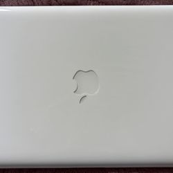 Last White MacBook In Excellent Condition 2009 For A Collector